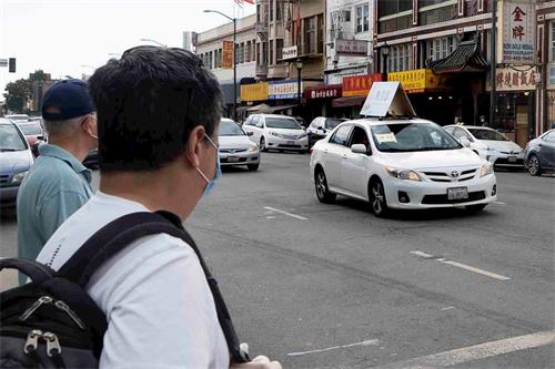 '图9:唐人街的顾客在观看真相车队'