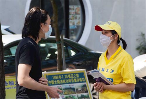 '图11:这位年轻人(左)正在跟学员攀谈,了解真相。'