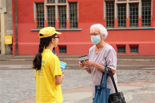 '图1~3:路人倾听法轮功学员讲述真相'