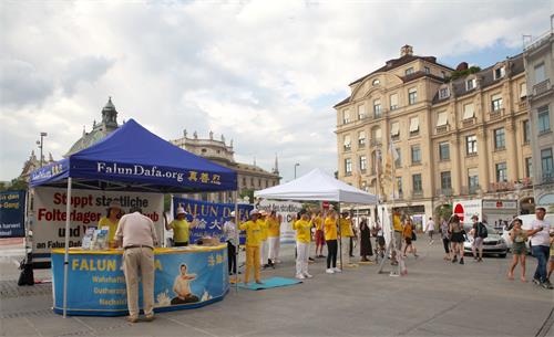 '图1:二零二零年八月十五日,法轮功学员在慕尼黑卡尔斯广场(Karlsplatz)举办信息日活动。'