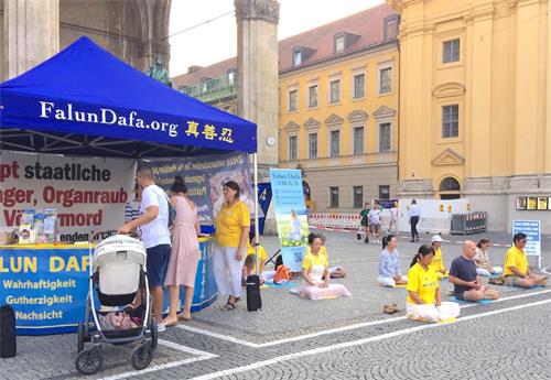 '图3:二零二零年八月十一日,法轮功学员在慕尼黑奥迪安广场(Odeonsplatz)举办信息日活动。'