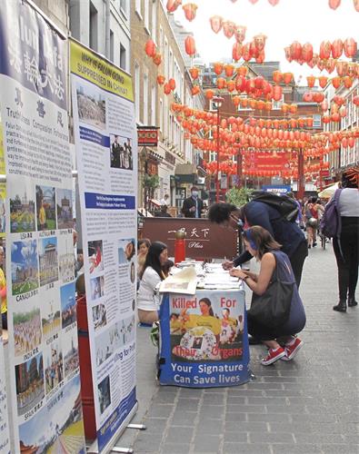 '图1~6:二零二零年八月十六日,英国法轮功学员又来到伦敦唐人街炼功、发放真相资料、讲真相、征签反迫害。民众驻足了解真相,签名支持法轮功反迫害'