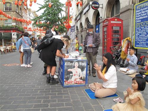 '图7:二零二零年八月十六日,三位意大利青年在伦敦唐人街签名支持法轮功反迫害'