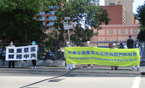 '图2~4:民众在卡城市中心路口展开退党横幅。'