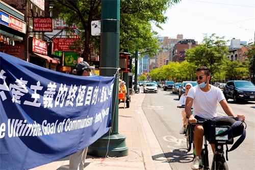 '图10~16:法轮功学员在汽车游行经过的路口拉起横幅。'