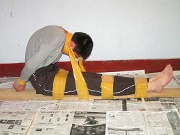 '酷刑演示图:捆绑'