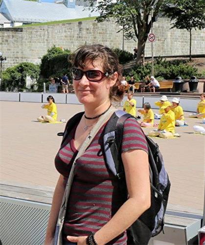 '图8:维罗尼克·罗艾尔(Véronique Ruel)鼓励法轮功学员,“你们的抗争就是我们的抗争”,世界站在法轮功学员这一边。'