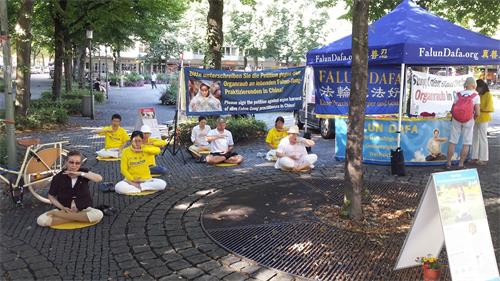 '图1:二零二零年八月二十一日,慕尼黑法轮功学员在霍亨索伦广场(Hohenzollern Platz)举办了信息日活动。'