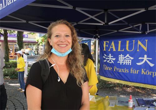 '图4:社会教育工作者米勒女士(Karoline Müller)表示“法轮大法的准则(真、善、忍)太美妙了。”'