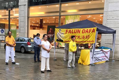 '图1:法轮功学员在展示功法'