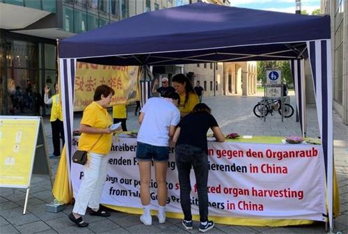 '图2~3:民众签名支持法轮功反迫害'