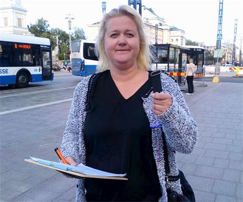 '图3~5:市民签名支持法轮功反迫害。'