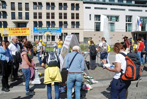 '图1~3:二零二零年八月二十九日和三十日,法轮功学员在柏林勃兰登堡门前的广场上举办信息日活动,传播法轮功的真相'