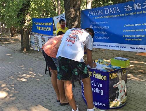 '图1~5:二零二零年八月二十一日,法轮功学员们来到匈牙利巴拉顿湖(Balaton)湖滨城市希欧福克(Siofok)传播真相。许多民众驻足了解真相,并签名支持制止迫害。'
