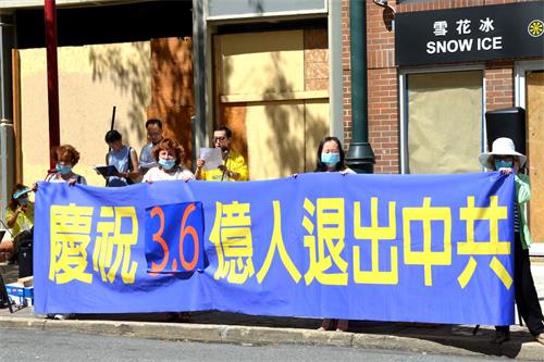 '图1~4:法轮功学员们在费城中国城拉真相横幅。'