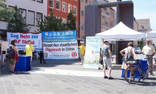 '图:二零二零年八月一日,法轮功学员在德国纽伦堡哈尔广场举办讲真相活动'