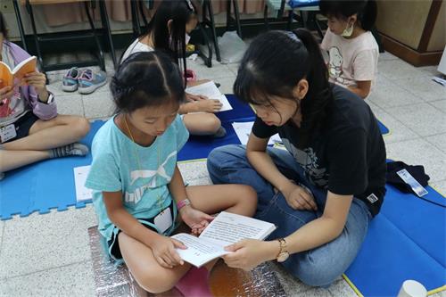 '图2:大法小弟子专注的学法。'