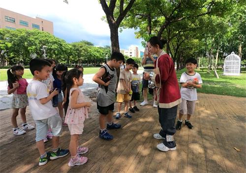 '图4:藉由游戏启发孩子们团队、无私、利他的精神。'