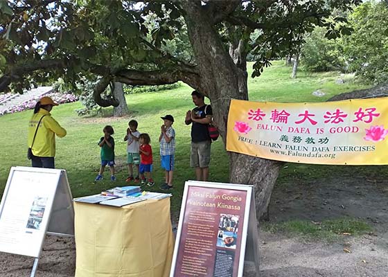法轮功学员在芬兰汉科讲真相(图)