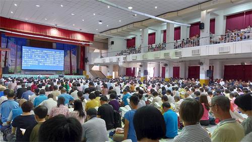 '图:二零二零年八月九日,近千名法轮功学员相聚于台中,参加“全台对大陆讲真相的学法交流会”。图为与会者集体学法。'