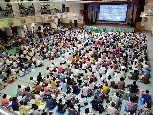 '图:二零二零年八月九日,近千名法轮功学员相聚于台中,参加“全台对大陆讲真相的学法交流会”。图为与会者集体学法。'