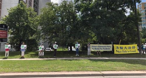 '图8~9:法轮功学员在汽车游行队伍经过的十字路口打起了声援“退党”的牌子和横幅。'