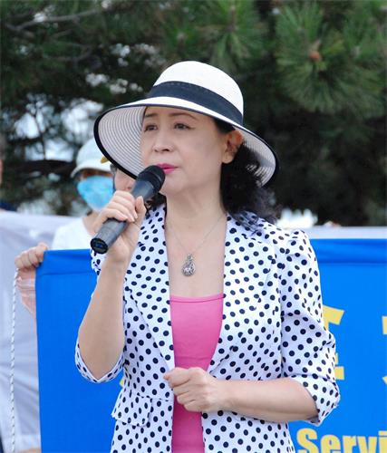 '图10:民阵全球副主席、作家盛雪在集会上发言。'