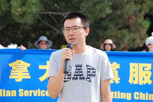 '图12:现旅居加拿大的前凤凰网记者张真瑜在集会上发言。'