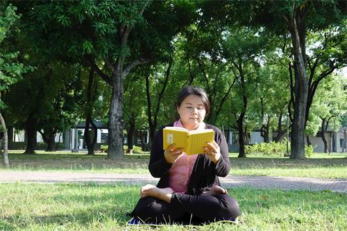 '图1:透过不断的学法,立惠意识到自己遇到的一切事情都和修炼息息相关。'