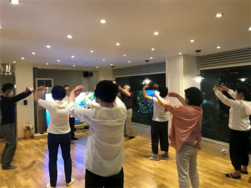 '图1:九天班晚班:新学员在学炼第二套功法--法轮桩法'