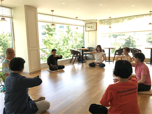 '图2:九天班上午班:新学员在学炼第五套功法-神通加持法'