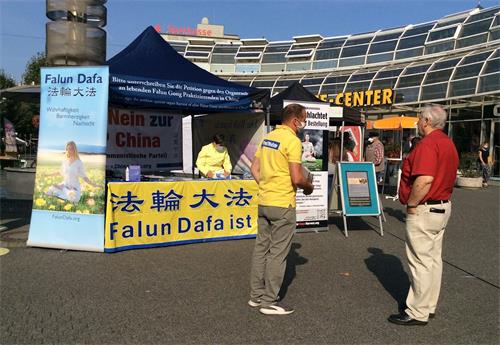 '图1~2:法轮功学员在德国北威州雷姆沙伊德市举办信息日'