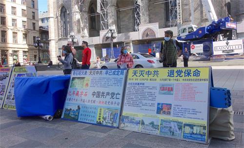 '图1~4:2020年9月12日,法轮功学员在加拿大蒙特利尔以集体炼功、天国乐团演奏、真相长城、汽车游行等多种方式,广传“法轮大法好”和“天灭中共”、“三退保平安”的真相福音。'