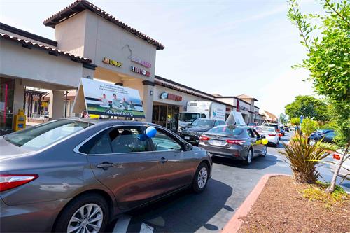 '图2~10:法轮功学员的真相车队在纽瓦克华人购物中心'