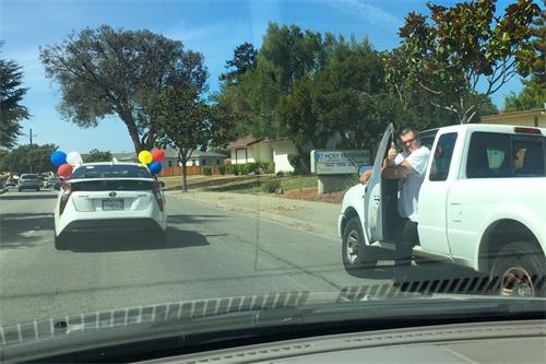 '图11:美国大叔停下车来打开车门,站在当街向真相车队竖起大拇指'