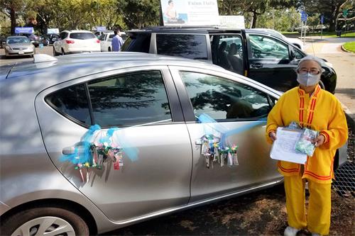 '图13:纽瓦克市的黄阿姨把自己的车装扮一新'