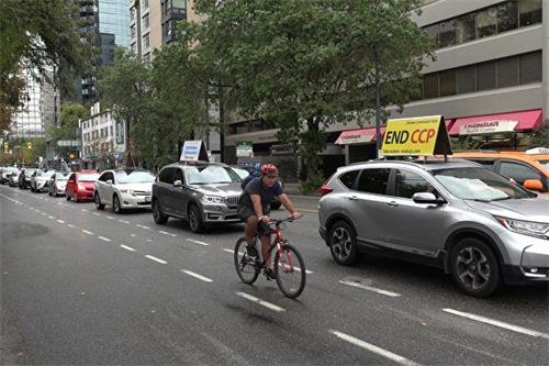 '图1~4:温哥华民众9月19日在中领馆前发起集会和汽车游行, 39辆汽车组成的游行车队云集,呼吁更多的民众认清中共,并共同终结它'