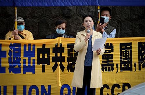 '图5:退党服务中心代表方女士表示,此刻举办“终结中共集会”和“汽车游行”,是为了让更多的加拿大人认清中共,同时声援3亿6千4百多万中国同胞退出中共的组织。'