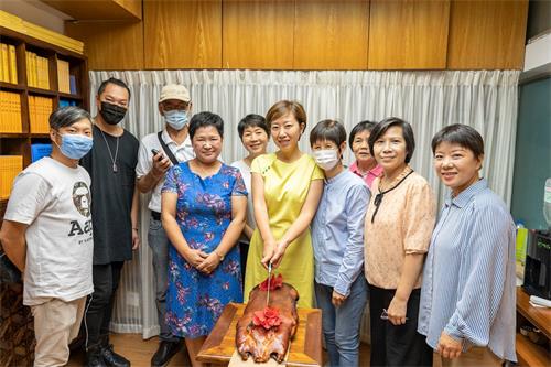 '图2:民众与法轮功学员一同祝贺天梯书店香港第一间分店的开张营业。'