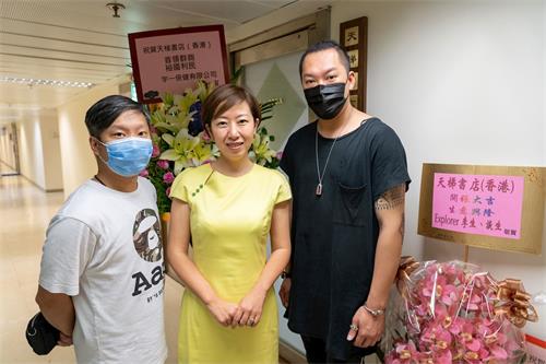 '图3:Explorer Fusion Restaurant的营运总监李先生(右一)和行政总厨谈先生(左一)一同前来祝贺天梯书店香港分店的开张。'