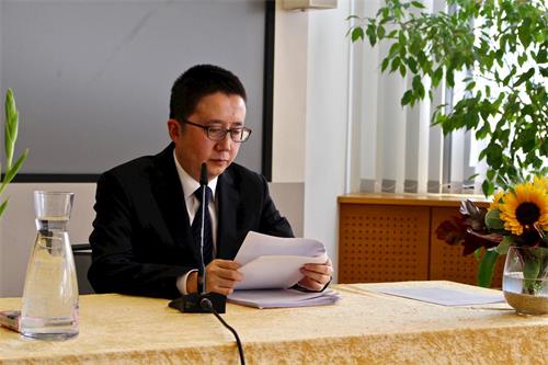 '图2:杨先生在法会上谈向中国大陆打电话的体会。'