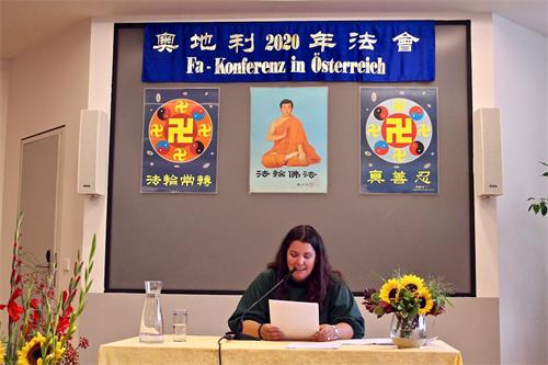 '图4:罗斯维塔在法会上讲自己坚定正念的过程。'