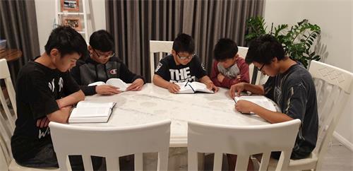 '图3:黎先生的儿子们在一起阅读《转法轮》。'