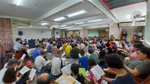 '图1:二零二零年九月二十日下午,来自台湾中部各县市法轮功炼功点辅导员、讲真相项目协调人一起学法交流。'