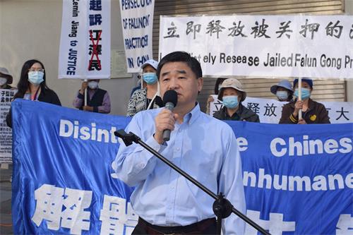 '图6:时事评论员蓝述在集会上发言'