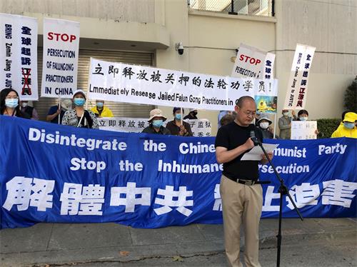 '图7:北京某法院的前法官王崇明在集会上发言'