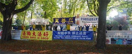'图1~3:比利时中使馆前法轮功学员反迫害,中共持续二十一年迫害法轮功,呼吁国际社会共同解体中共 、制止迫害、结束暴政。'