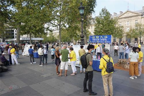 '图1~4:法轮功学员在位于巴黎三个行政社区交汇处的“共和国广场”举办真相信息日'
