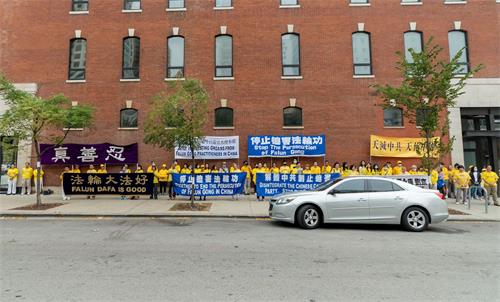 '图1:法轮功学员在中共驻芝加哥领事馆前集会,抗议迫害,揭露中共邪恶。'