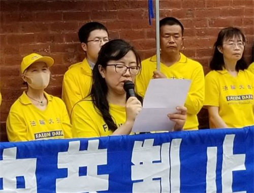 '图2:伊州法轮大法学会负责人刘伊女士在集会上发言。'